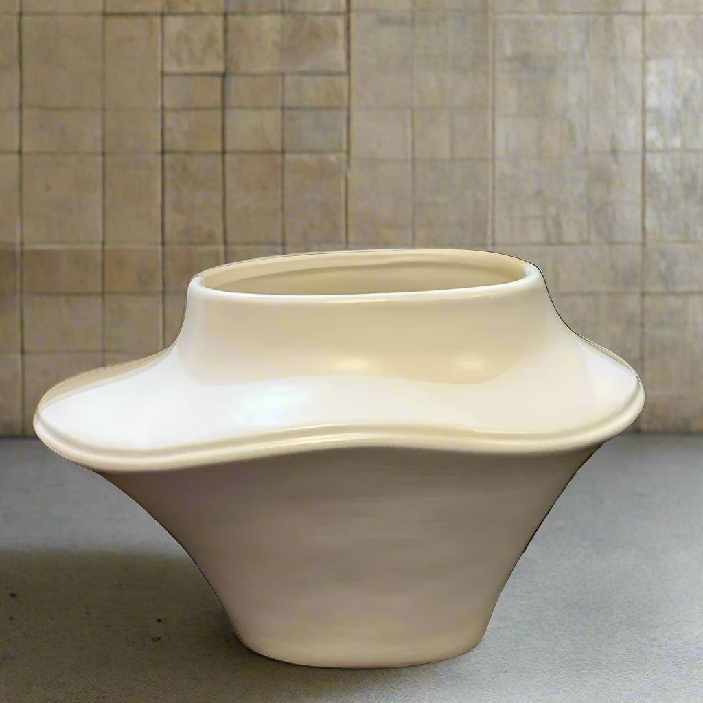 White ceramic planter with dimensions marked on a brown background